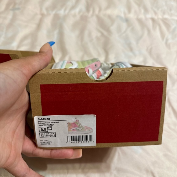 Zip up in the back not actual laces - Picture 3 of 3